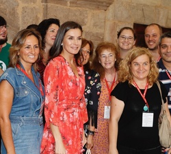Doña Letizia al término del seminario, junto a algunos de los participantes en el mismo